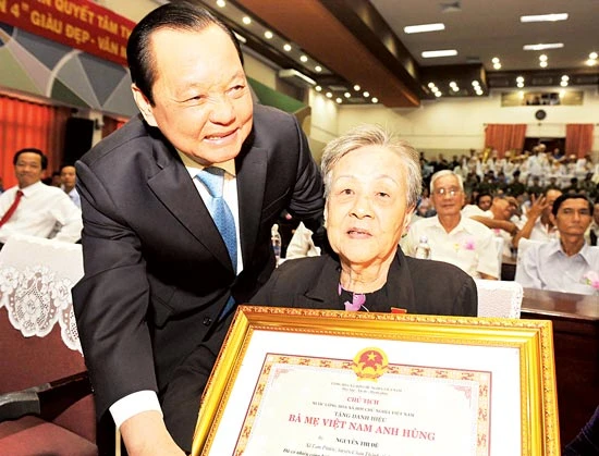 TPHCM trao tặng, truy tặng danh hiệu Bà mẹ Việt Nam anh hùng cho 327 mẹ