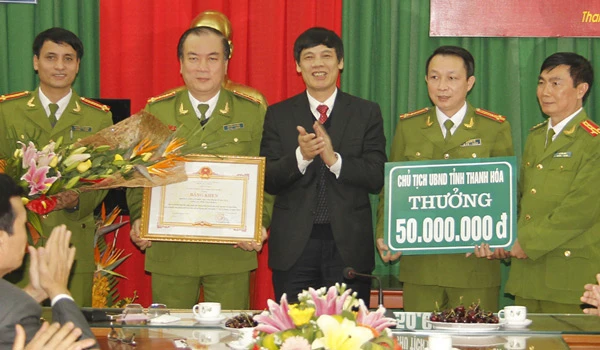 Khen thưởng Ban chuyên án phá đường dây ma túy lớn từ Lào về Thanh Hóa