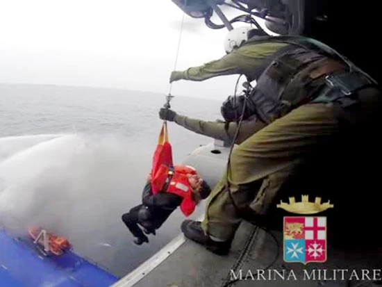 Nỗ lực cứu người trên phà bị cháy ở biển Adriatic bị trở ngại