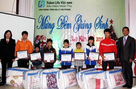 Fubon Life Việt Nam tặng quà cho gương học giỏi vượt khó