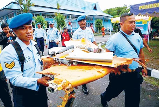 Phát hiện 4 mảnh vỡ của máy bay AirAsia
