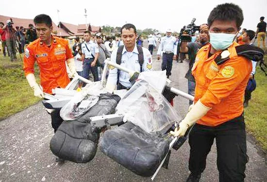 Vụ tai nạn máy bay AirAsia: Indonesia đình chỉ công tác 7 quan chức hàng không