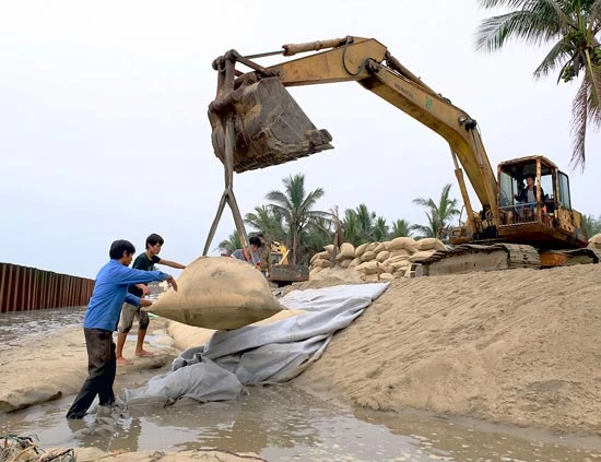 Xói lở ven biển Quảng Nam: Giải pháp từ… thượng nguồn