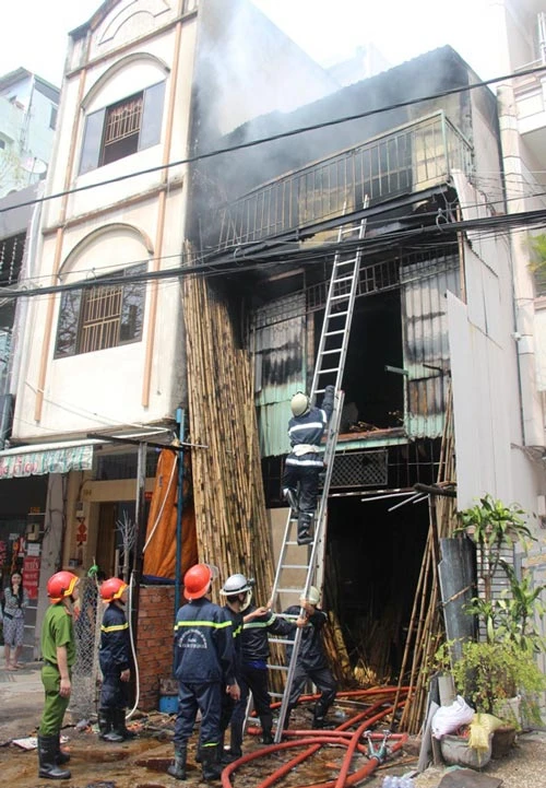 Cơ sở bán tre nứa bị cháy rụi