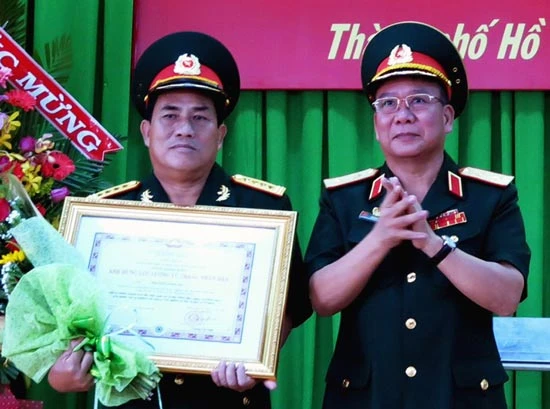 Phong tặng danh hiệu Anh hùng LLVTND cho Đại tá Nguyễn Ngọc Ẩn