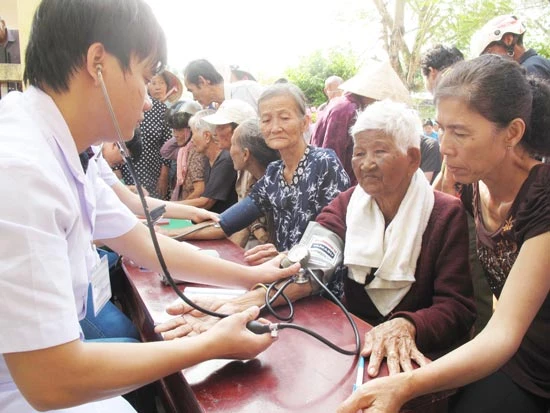 Khám bệnh, cấp phát thuốc miễn phí cho người dân nghèo tỉnh Hậu Giang
