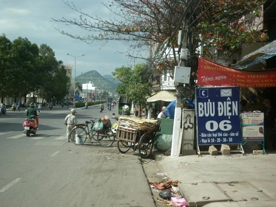 Vỉa hè thành kho phế liệu