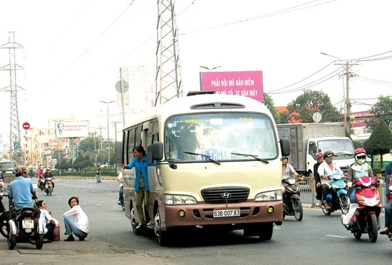 Cận tết, nở rộ xe dù, bến cóc