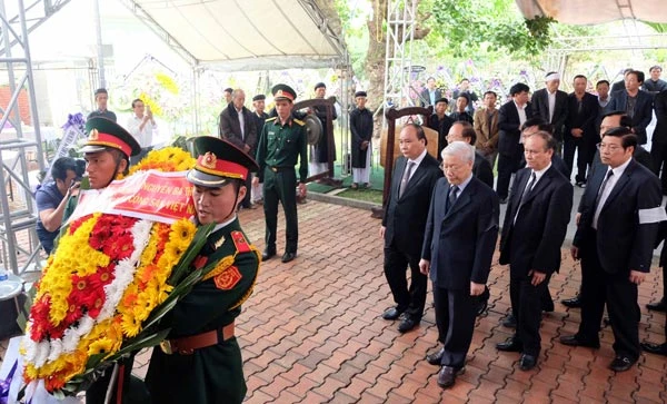 Tổng bí thư Nguyễn Phú Trọng viếng đồng chí Nguyễn Bá Thanh