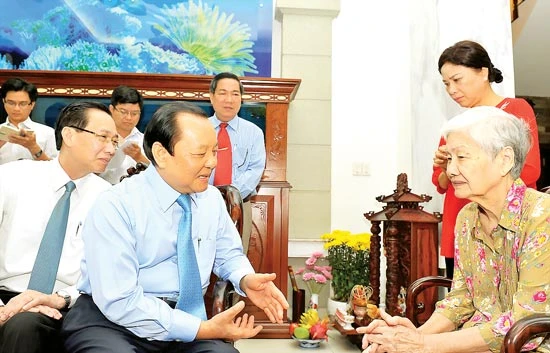 Lãnh đạo TPHCM thăm các gia đình thầy thuốc