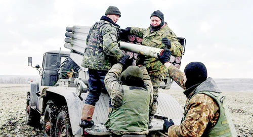 Quân đội Ukraine rút vũ khí hạng nặng khỏi miền Đông