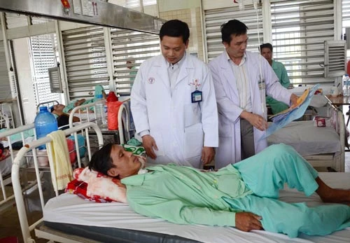 Bệnh viện Chợ Rẫy cứu sống bệnh nhân bị đứt khí quản và thực quản
