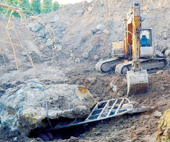 Loay hoay xử lý hòn đá bán quý nặng gần 30 tấn