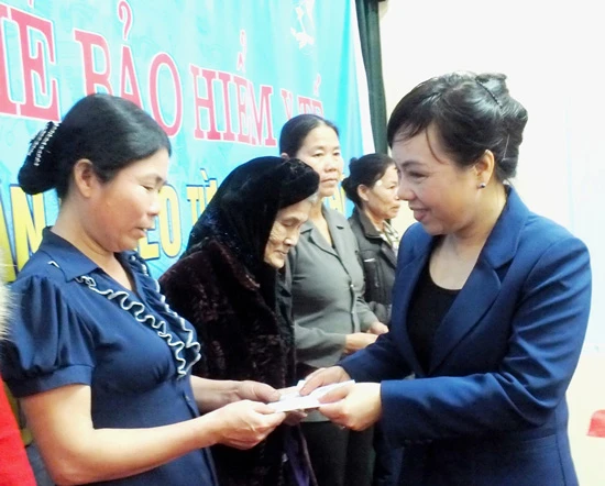 Trao 4.000 thẻ BHYT cho người dân hộ cận nghèo tỉnh Thanh Hóa