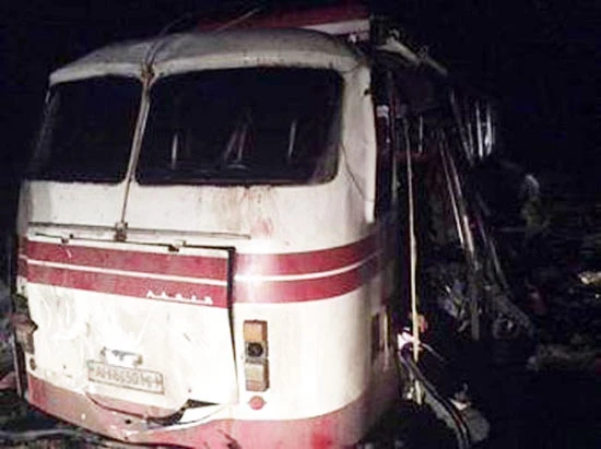 Ukraine: Xe buýt trúng mìn, 23 người thương vong