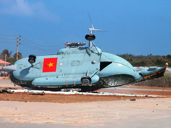 Đáp xuống sân bay đảo Phú Quý, trực thăng gãy đuôi, 3 người bị thương