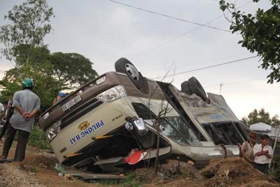 Lâm Đồng: Hai xe khách tông nhau, 14 người nhập viện