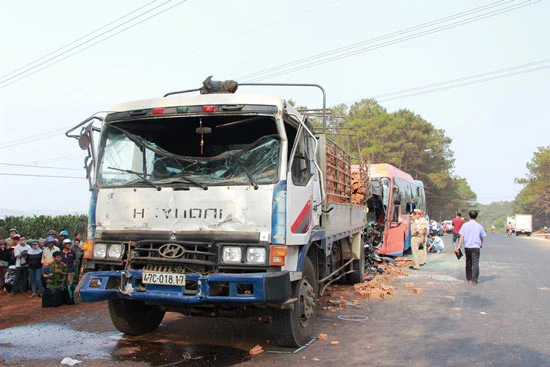 Đắk Lắk: Xe khách tông xe tải, 2 người chết, 15 người bị thương