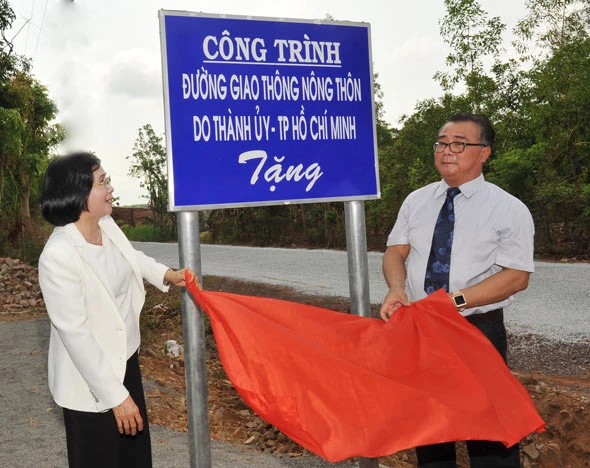 Khánh thành đường giao thông nông thôn TPHCM tặng xã Anh hùng của Bà Rịa-Vũng Tàu