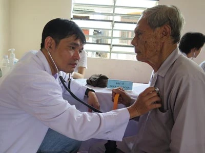 Khám bệnh và cấp thuốc miễn phí cho 400 người nghèo ở tỉnh Đồng Nai