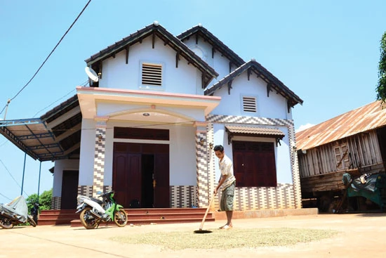 Cư Pơng đi lên từ "đất chết"