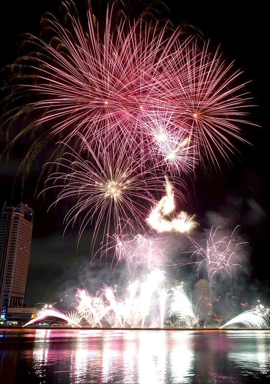 Đội Howard & Son Fireworks (Australia) đoạt giải nhất