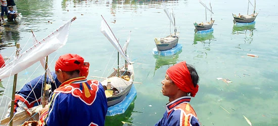 Tri ân đội hùng binh Hoàng Sa