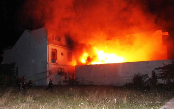 Cháy xưởng sản xuất sơn PU, 15 cảnh sát PCCC bị thương