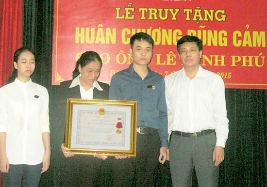 Truy tặng Huân chương Dũng cảm cho lái tàu Lê Minh Phú