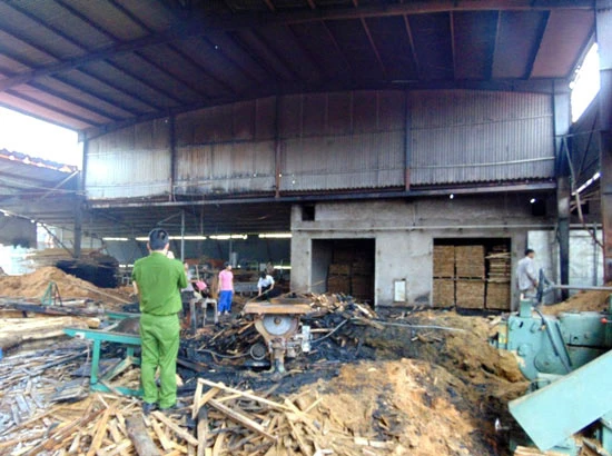 Hà Tĩnh: Cháy lớn tại xưởng sản xuất gỗ