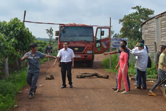 Đắk Nông: Dân chặn xe của đơn vị thi công vì không có đường đi