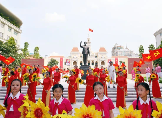 Tổng Bí thư Nguyễn Phú Trọng dự lễ khánh thành công trình Tượng đài Bác Hồ với nhân dân TPHCM