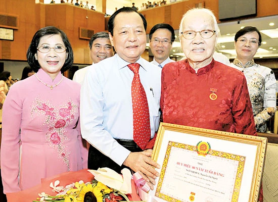 TP Hồ Chí Minh trao Huy hiệu Đảng tặng 250 đảng viên cao tuổi Đảng