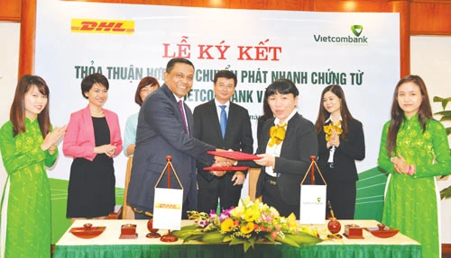 Vietcombank ký thỏa thuận hợp tác chuyển phát nhanh chứng từ với Công ty DHL - VNPT