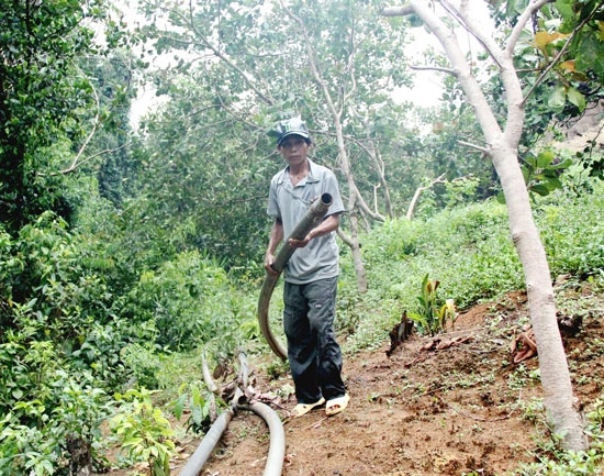 Lao đao vì doanh nghiệp chặn suối, ngăn đường