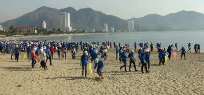 1.000 sinh viên tham gia nhặt rác làm sạch biển Nha Trang