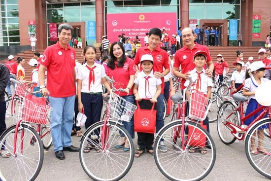 Bình Định: Tặng xe đạp cho 50 học sinh nghèo