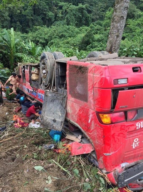 Quảng Nam: Xe khách lao xuống đèo Lò Xo, 1 người chết, hàng chục người bị thương