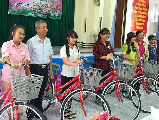 Tặng xe đạp, học bổng giúp con CNVC - LĐ nghèo