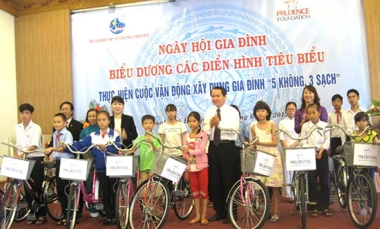Prudential Việt Nam trao tặng xe đạp cho học sinh nghèo hiếu học của tỉnh Thừa Thiên Huế