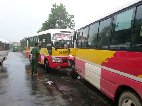 Hà Tĩnh: 2 xe ôtô buýt đối đầu, nhiều hành khách hoảng loạn