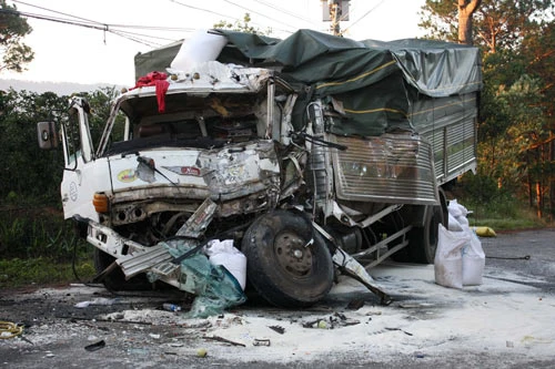 Đà Lạt: Lật thùng xe container giữa đèo, hai người tử vong