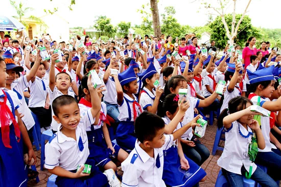 Quỹ sữa "Vươn cao Việt Nam" đến với con em các gia đình chính sách có công với Cách mạng tỉnh Nghệ An