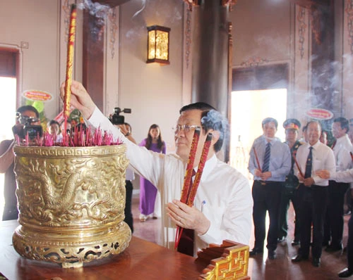 Chủ tịch nước viếng Khu lưu niệm Luật sư Nguyễn Hữu Thọ