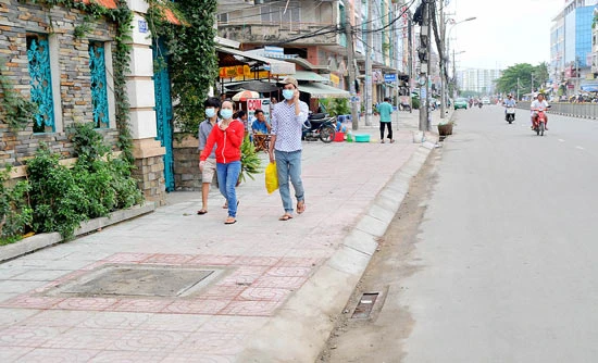 Đi bộ trên vỉa hè chưa an toàn