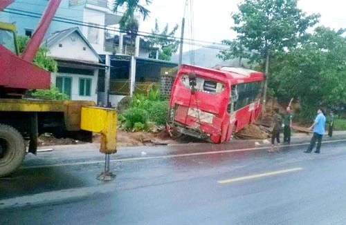 3 xe khách tông nhau liên hoàn, 1 người chết, 7 người bị thương