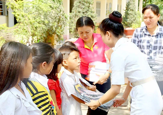 Nặng lòng với quê hương