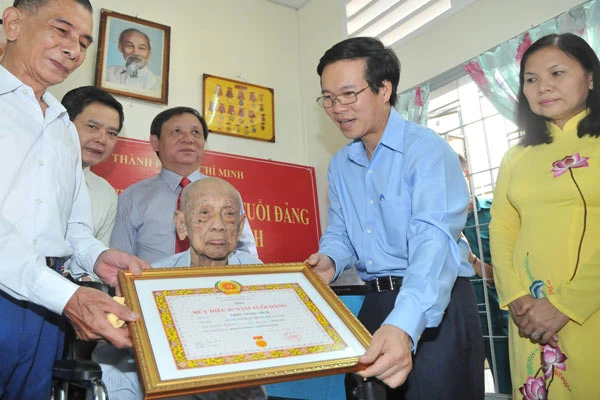 TPHCM: Một đảng viên nhận huy hiệu 85 năm tuổi Đảng