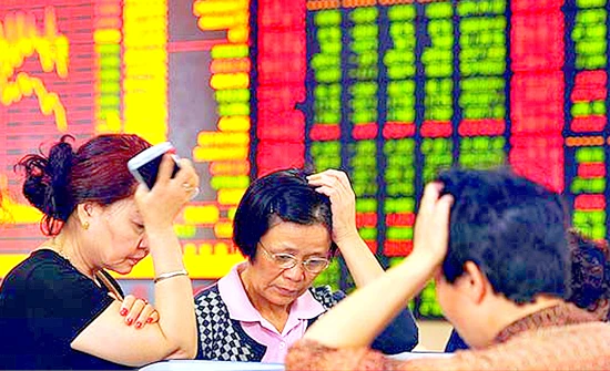 Nhà đầu tư ồ ạt bán tháo chứng khoán Trung Quốc