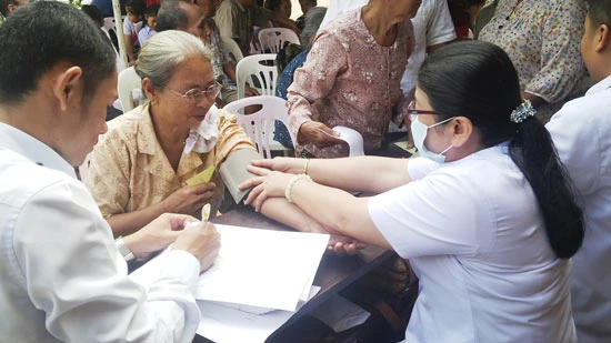 Đoàn công tác Ủy ban về người Việt Nam ở nước ngoài TPHCM: Thăm, khám bệnh, tặng quà kiều bào ở Lào